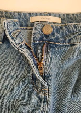 Стильные джинсовые шорты george с вышивкой цветов и потёртостями.4 фото