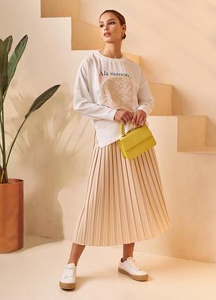 Повсякденний бежевий світлий костюм зі світшотом та спідницею