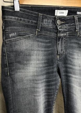 Closed джинсы премиального немецкого бренда низкая средняя посадка необработанный край с потертостями клеш скинни candiani7 фото