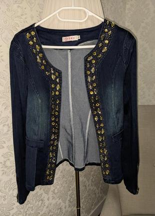 Женский джинсовый пиджак со стразами кармашки обманки