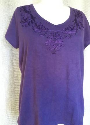 Жіноча фіолетова футболка з вишивкою-аплікацією5 фото