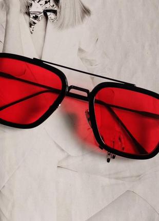 Солнцезащитные очки тони старка красный в черном1 фото