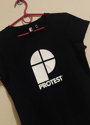 Чорна базова футболка з логотипом protest3 фото