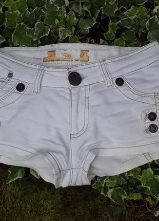 Белые шорты