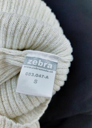 Женский бежевый вязаный свитер с блестками, по низу приталенная без рукавов с воротником от бренда zebra3 фото