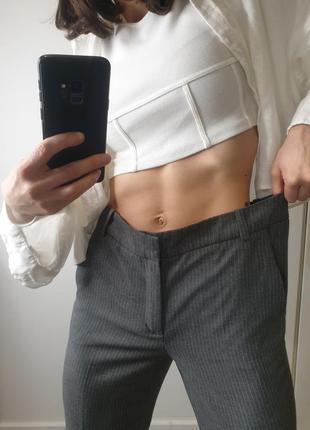 Базові штани брюки zara класичні звужені на кожен день смугасті в смужку із середньою високою посадкою кишенями6 фото