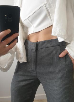 Базові штани брюки zara класичні звужені на кожен день смугасті в смужку із середньою високою посадкою кишенями5 фото