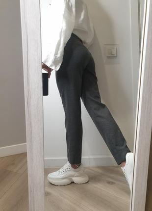 Базові штани брюки zara класичні звужені на кожен день смугасті в смужку із середньою високою посадкою кишенями8 фото