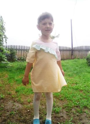 Стильне дитяче плаття з асиметричною оборкою