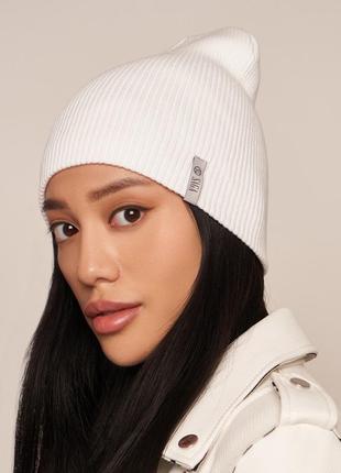 Женская белая шапка осенняя без отворота в рубчик