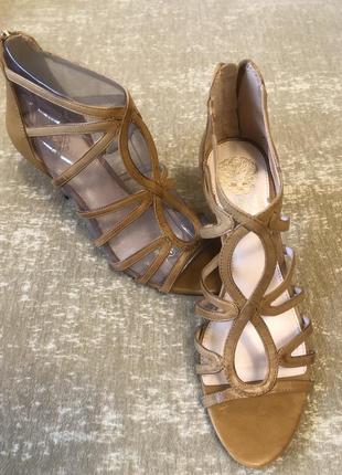 Шкіряні босоніжки vince camuto3 фото