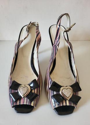 Кожаные женские босоножки 38