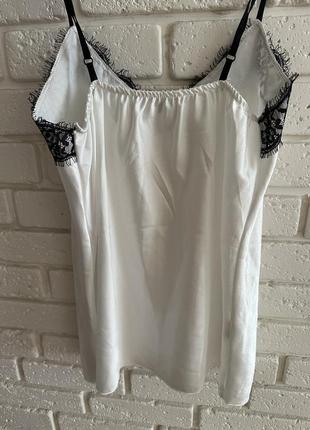 Ошатна жіноча блуза-топ у білизняному стилі, біла з чорним мереживом, офісна, ділова, повсякденна6 фото