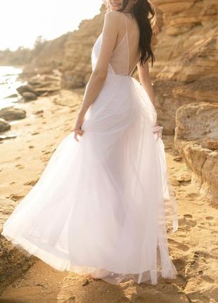 Легка, невагома весільна сукня з відкритою спиною і глибоким декольте7 фото