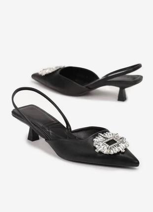 Туфлі босоніжки низький стійкий каблук чорні з камінням зара