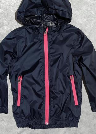 Дощовик crane складається у власну кишеньку