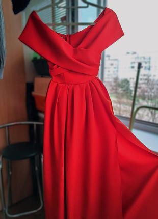 Красное платье