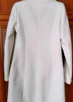 Элегантное женское пальто белого цвета3 фото