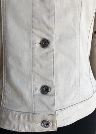 Короткий пиджак бежевый с вышивкой на рукаве krizia jeans6 фото