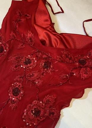 Красное яркое вечернее платье в цветы5 фото
