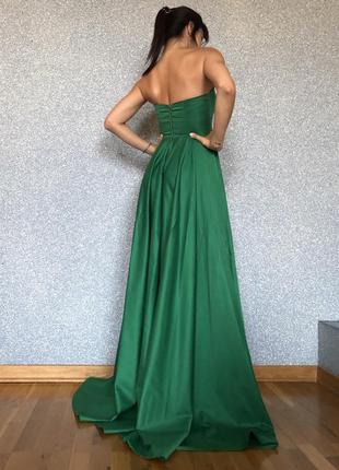 Вечернее платье со шлейфом из натуральной икани