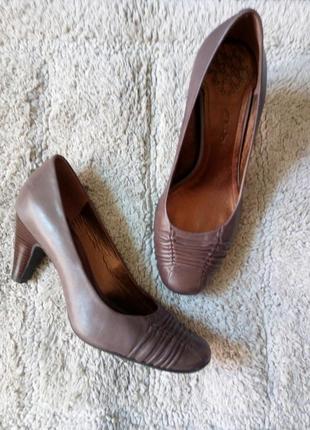 Бежеві коричневі шкіряні туфлі човники від clarks1 фото