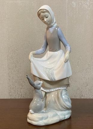 Фарфоровая статуэтка lladro «девушка и зайчик».