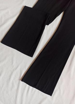 Идеальные черные классические брюки клёш на высокой посадке5 фото