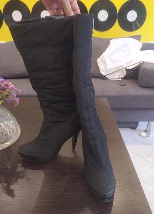 Високі дуті жіночі чоботи на підборах