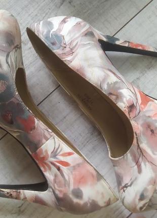 Женские туфли с цветочным принтом
