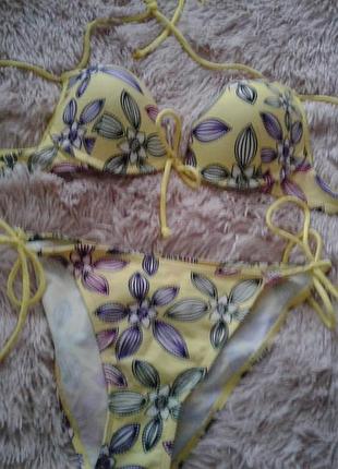 Красивий жовтий купальник