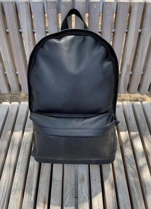 Стильний, чорний рюкзак з екошкіри