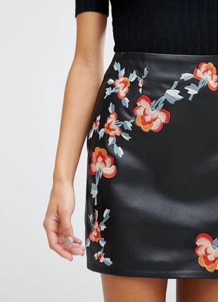 Трендовая черная кожаная юбка с вышивкой цветы3 фото