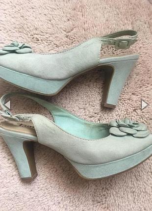 Супер босоніжки м'ятного кольору з натуральної замші tamaris німеччина