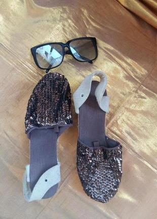 Закрытые босоножки с паетками 38-40р.италия