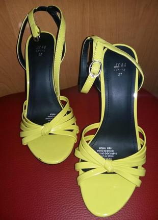 35 - 40 лаковые босоножки  h&m хит цена