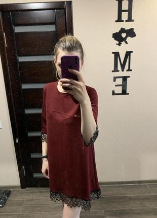 Платье с кружевом бордо