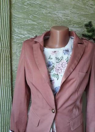 Молодіжний блейзер з білою підкладкою .