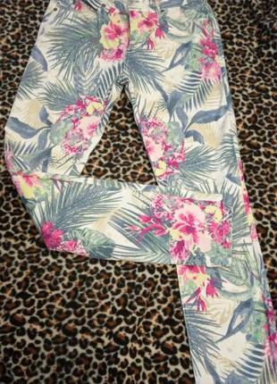 Летние джинсы с цветочным принтом1 фото