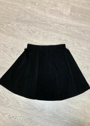 Классическая черная мини юбка полусолнце terranova трикотажная юбочка солнцеклешь3 фото
