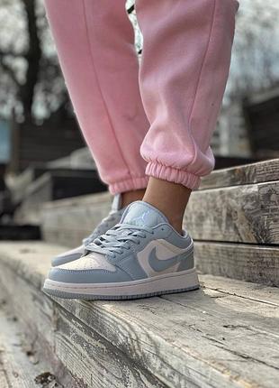 Женские кожаные кроссовки nike air jordan retro 1 low light blue