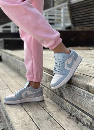 Женские кожаные кроссовки nike air jordan retro 1 low light blue5 фото