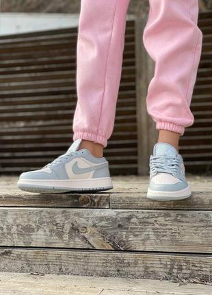 Женские кожаные кроссовки nike air jordan retro 1 low light blue6 фото