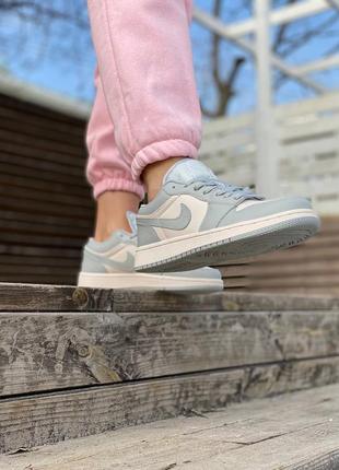 Женские кожаные кроссовки nike air jordan retro 1 low light blue9 фото