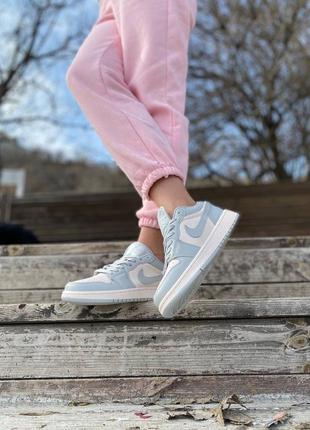 Женские кожаные кроссовки nike air jordan retro 1 low light blue10 фото