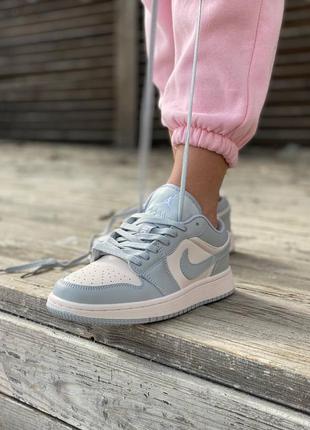 Женские кожаные кроссовки nike air jordan retro 1 low light blue2 фото