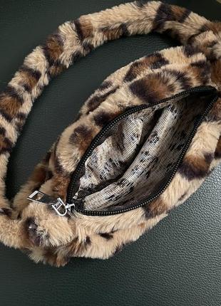 Пушистая сумка багет в леопардовый принт2 фото