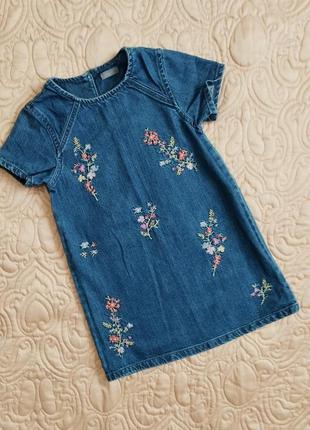 Стильное джинсовое платье сарафан платье next для девочки с вышивкой цветы 5 р джинс2 фото