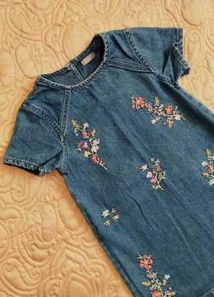 Стильное джинсовое платье сарафан платье next для девочки с вышивкой цветы 5 р джинс3 фото