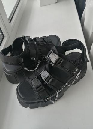 Шикарные модные босоножки retro